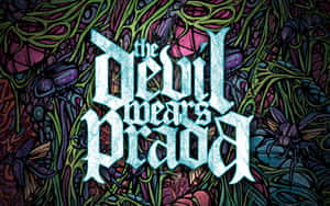 哥德式文字「the devil wears prada」覆蓋在色彩繽紛的昆蟲圖案背景上。 — 普拉巴斯 壁紙