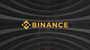 Binance 標誌突出顯示在弧形玻璃建築外牆上。 — 柔和黃色 壁紙