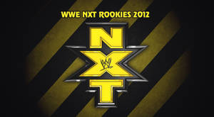 WWE NXT Rookies 2012標誌在黑色和金色對角線條紋上。 — Studio Display 壁紙
