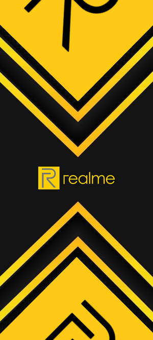 Realme 品牌標誌置於大膽的黃色和黑色人字形圖案之間。 — Pixel 11 壁紙