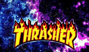 Thrasher標誌，帶有火焰字母，背景為色彩繽紛的宇宙。 — Thrasher 壁紙