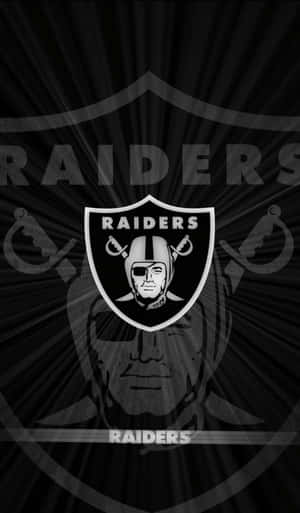 Raiders 足球隊標誌，帶有骷髏頭和交叉劍，背景為深色。 — Tecno Megapad Pro 壁紙