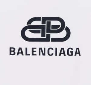 Balenciaga 標誌，帶有互鎖字母和品牌名稱，黑色在白色上。 — 巴黎世家 壁紙