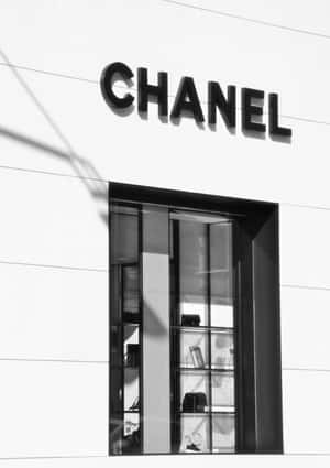 Chanel奢侈品店的黑白外觀，採用極簡設計和展示窗。 — 香奈兒 壁紙