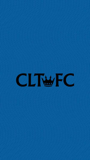 帶有黑色CLTFC運動隊標誌的藍色紋理壁紙。 — 低對比 壁紙