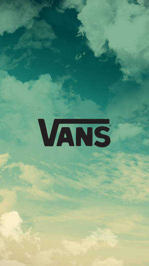 Vans標誌漂浮在藍綠色和奶油色的天空中，伴有蓬鬆的雲朵。 — Vans 標誌 壁紙