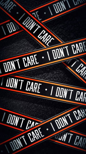 對角線黑色和橙色條紋，帶有白色文字重複 'I DON'T CARE' 在深色背景上。 — 我不在乎 壁紙