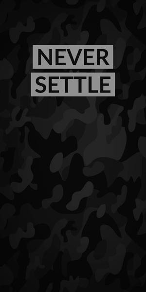 黑色迷彩壁紙，帶有灰色文字框，寫著 never settle。