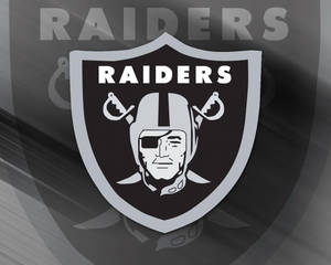 Raiders 足球隊標誌，帶有頭盔戰士和交叉劍。 — NFL 美式足球 壁紙