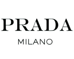 白色背景上的黑色Prada Milano文字標誌 — Prada 壁紙