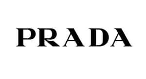 Prada品牌標誌以黑色文字顯示於白色背景上 — Prada 壁紙