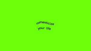 霓虹綠色背景，帶有黑色彎曲文字 romanticize your life — 綠色 壁紙