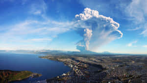 火山爆發，灰雲籠罩沿海城市和海洋 — 2021 桌面 壁紙