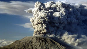 火山爆發，濃厚的灰雲映襯藍天 — 煙動圖 壁紙