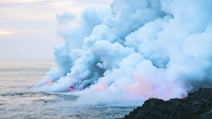 黃昏時分，海洋熔岩流升起的火山蒸氣和煙霧 — 藍色煙霧 壁紙
