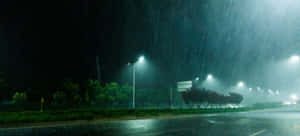 雨夜街道，發光的街燈和潮濕的路面。 — 海灘日落 壁紙