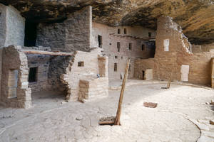 古代懸崖住宅內部，有石結構和木樑。 — 3:2 壁紙