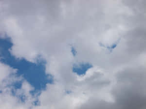 天空中的飛翔的風箏 — 雲朵美學 壁紙