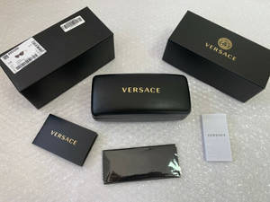 Versace太陽眼鏡包裝包括盒子、眼鏡盒和眼鏡布在氣泡紙上。 — 凡賽斯 壁紙