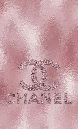 粉紅色紋理背景，帶有閃閃發光的 Chanel 標誌和品牌名稱。 — 香奈兒 壁紙
