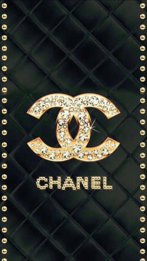 黑色菱格紋皮革搭配金色 Chanel 標誌和閃爍的鑽石。 — 香奈兒 壁紙