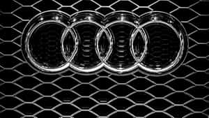 黑色六邊形汽車水箱護罩上的奧迪標誌，鍍鉻飾面 — 奧迪 GIF 壁紙