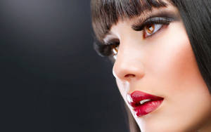 女性在工作室肖像中擁有鮮豔紅唇和戲劇性睫毛。 — 美容沙龍 壁紙