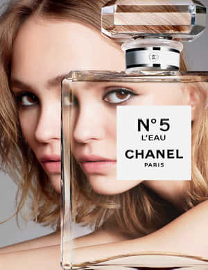 女性的臉孔與Chanel No 5 L'eau香水瓶混合。 — 香奈兒 壁紙
