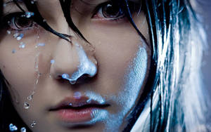 藍光下，女性臉部帶有水珠和濕髮。 — 臉 壁紙