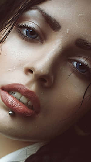 女性特寫肖像，藍色眼睛，臉上帶有水珠。 — 臉 壁紙