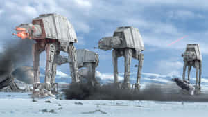 AT-AT步行機在雷射火光和煙霧中穿越雪地戰場前進。 — 星際大戰 壁紙