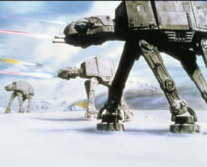 AT-AT步行機在雪中前進，天空有雷射火力 — 星際大戰 壁紙