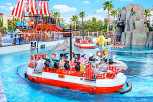 孩子們在 LEGO 主題公園的水上遊樂設施中乘坐海盜船。 — 樂高 壁紙
