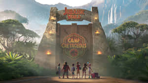孩子們帶著行李箱站在叢林中的 Jurassic World Camp Cretaceous 大門前。 — 迪士尼樂園 壁紙