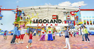 孩子和家庭享受LEGOLAND Japan主題公園入口，與LEGO角色一起。 — 樂高旋風忍者 壁紙