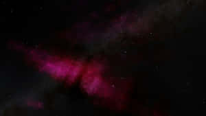 在無數星辰中，深空裡閃耀著鮮豔的洋紅色星雲。 — 簡約暗黑美學 壁紙