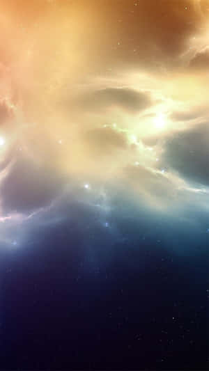 充滿活力的宇宙星雲，帶有金色和藍色調的旋轉雲層和星星。 — iPhone x OLED 壁紙