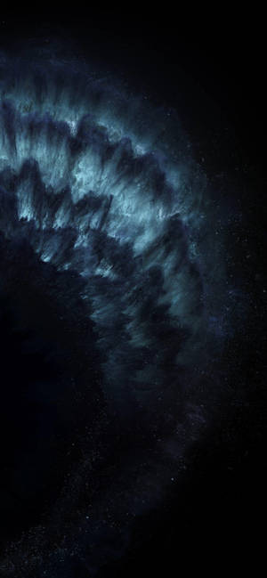 在深空中發光的藍色星雲，伴隨著星星。 — 悟空黑 iPhone 壁紙
