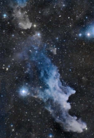藍白星雲漂浮在深空中無數恆星之間。 — iPad 第10代 壁紙