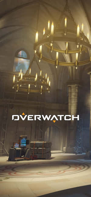 在宏偉大教堂中的Overwatch遊戲場景，有發光吊燈和石頭建築。 — Galaxy S24 FE 壁紙