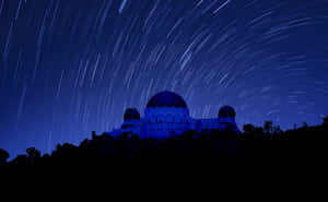 夜空中有星軌的天文台 — 宇宙 壁紙
