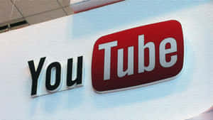 白色牆上的紅白3D YouTube標誌牌。 — YouTube 標誌 壁紙