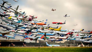 機場上空和地面有許多飛機。 — 草地 壁紙
