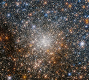 密集的星團在黑暗的宇宙背景下發出藍色和金色的星光。 — 星星 壁紙