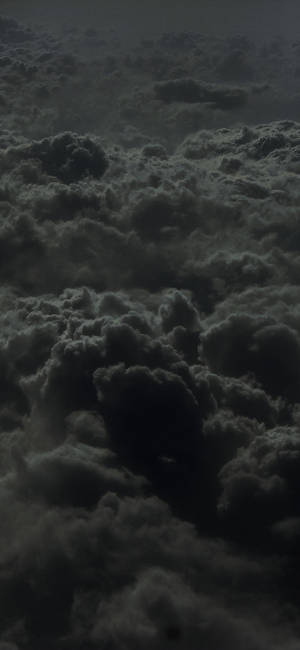 密集的深色雲層在戲劇性的陰沉天空中旋轉。 — 美學雲朵 壁紙