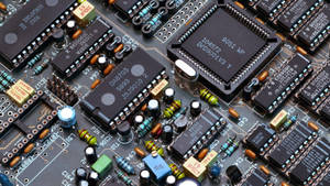 帶有各種電子元件的電路板特寫。 — 主機板 壁紙
