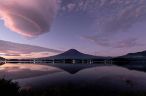 富士山在暮色中倒映在湖中，帶有粉紅色和紫色的雲彩。 — 富士山 壁紙