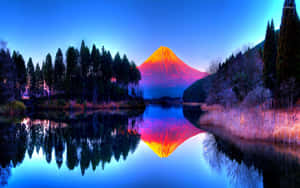 富士山在日落時發光，倒映在平靜的湖面上，周圍有常綠樹。 — 富士山 壁紙