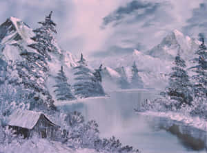 白雪覆蓋的山脈、松樹和結冰的湖泊旁的小木屋，天空多雲。 — 冬季美學 壁紙