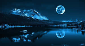 積雪山脈與湖泊，夜晚發光的月亮下 — 夜空 壁紙
